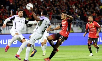 Jordan Morán, de Leones, despeja el balón en el juego ante Deportivo Cuenca, el 13 de marzo del 2026. Foto: API