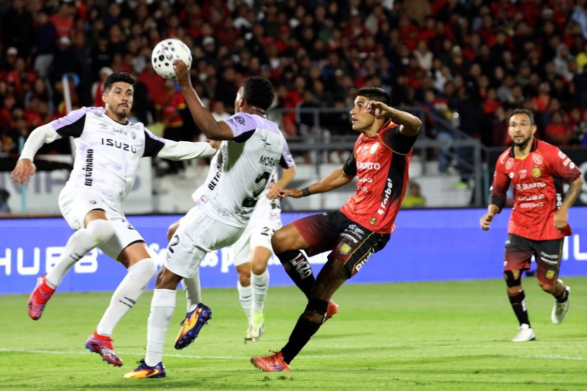 Jordan Morán, de Leones, despeja el balón en el juego ante Deportivo Cuenca, el 13 de marzo del 2026. Foto: API