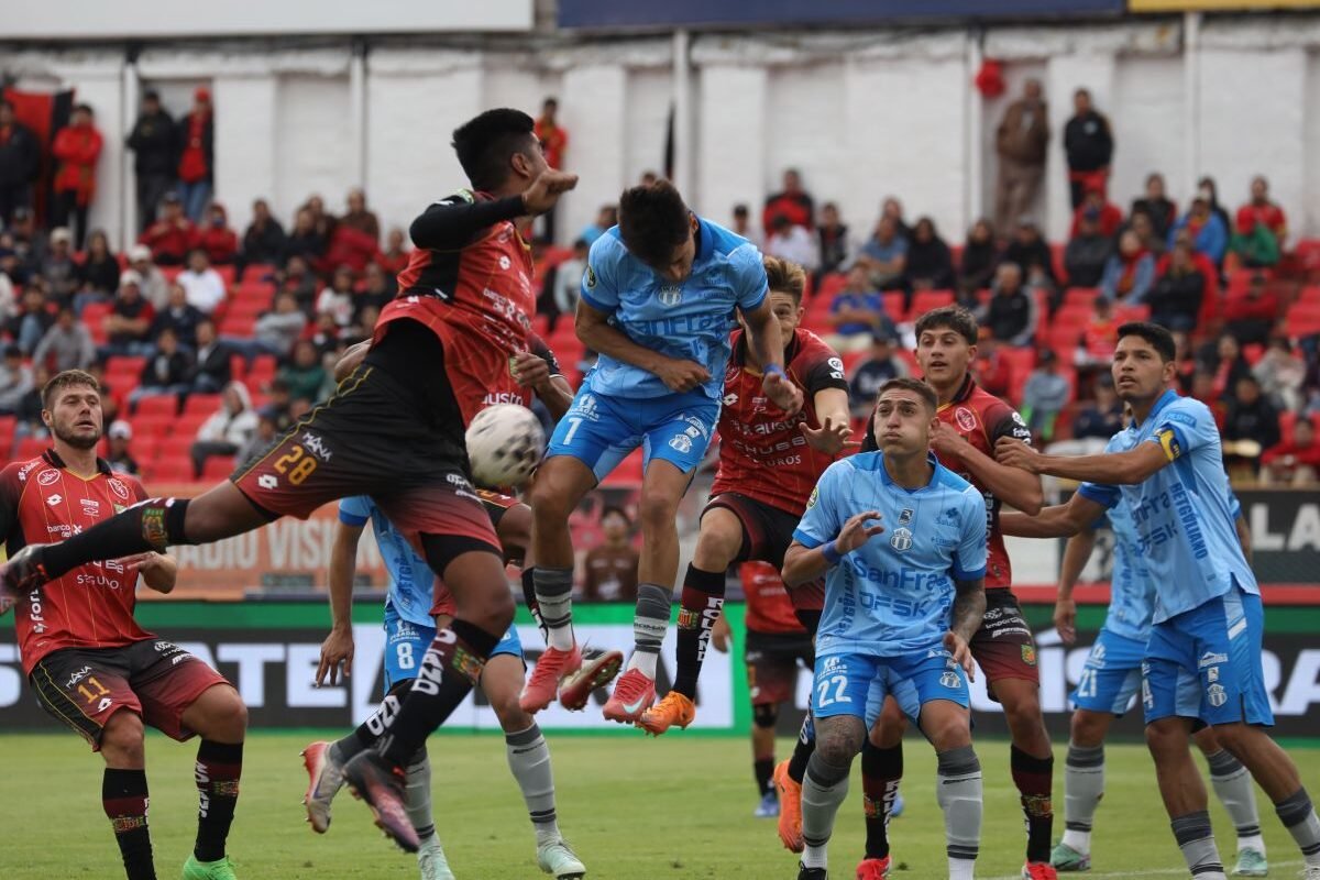 Los jugadores de Macará y Deportivo Cuenca, en la fecha sexta de la LigaPro. Foto: API