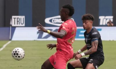 Daykol Romero, de IDV, marca a un jugador de Aucas, el 14 de marzo de 2026. Foto: API