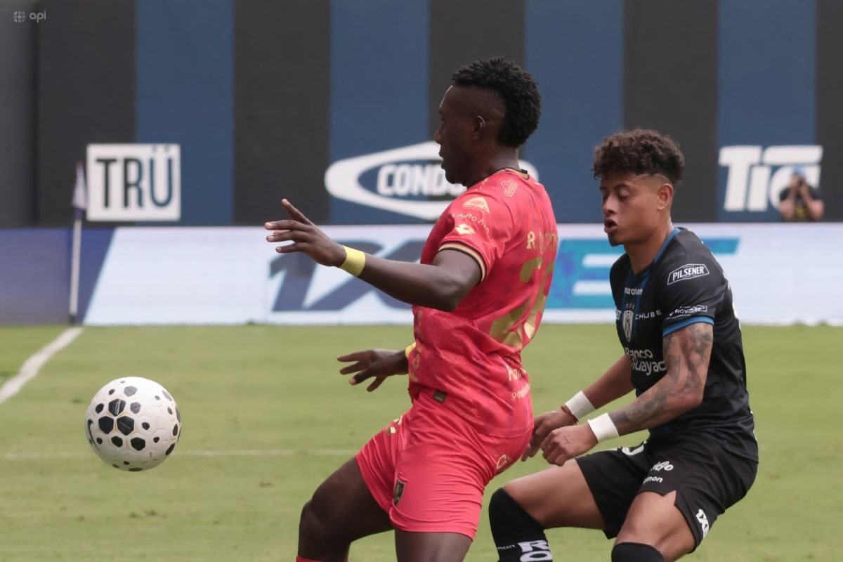 Daykol Romero, de IDV, marca a un jugador de Aucas, el 14 de marzo de 2026. Foto: API