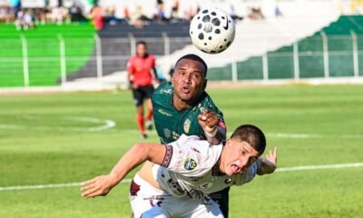 Pedro Pablo Velasco, de Orense, disputa el balón con un jugador de Mushuc Runa, este 19 de marzo de 2026. Foto: API