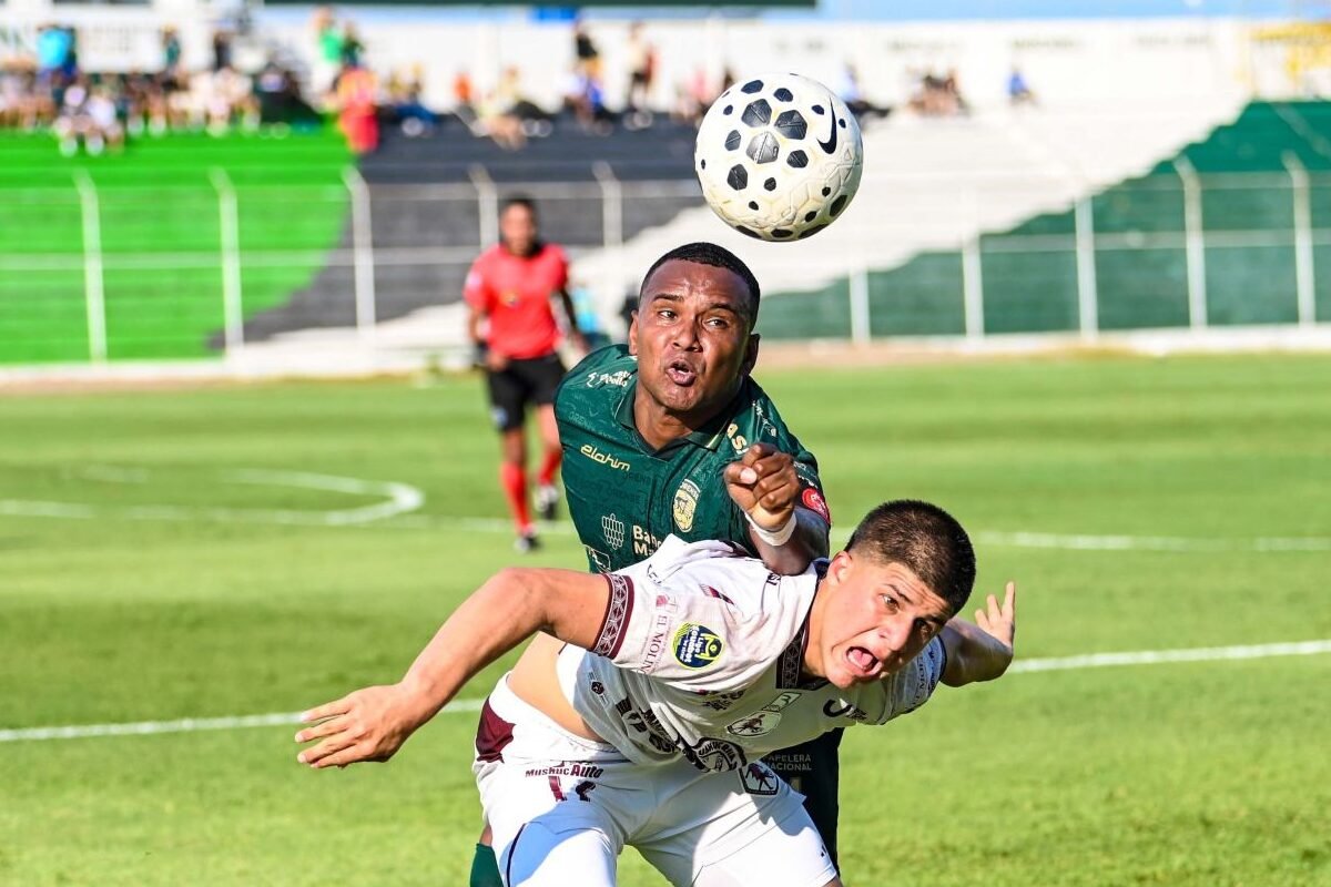 Pedro Pablo Velasco, de Orense, disputa el balón con un jugador de Mushuc Runa, este 19 de marzo de 2026. Foto: API