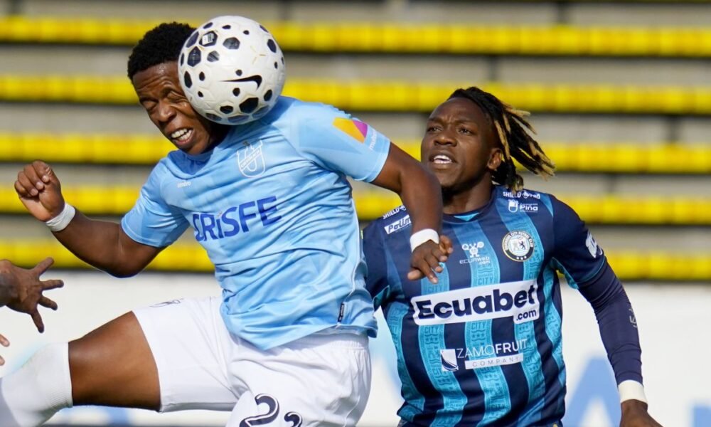 Álex Rodríguez, de Universidad Católica, con Junior Ayoví, de Guayaquil city, en el estadio Atahualpa. Foto: API
