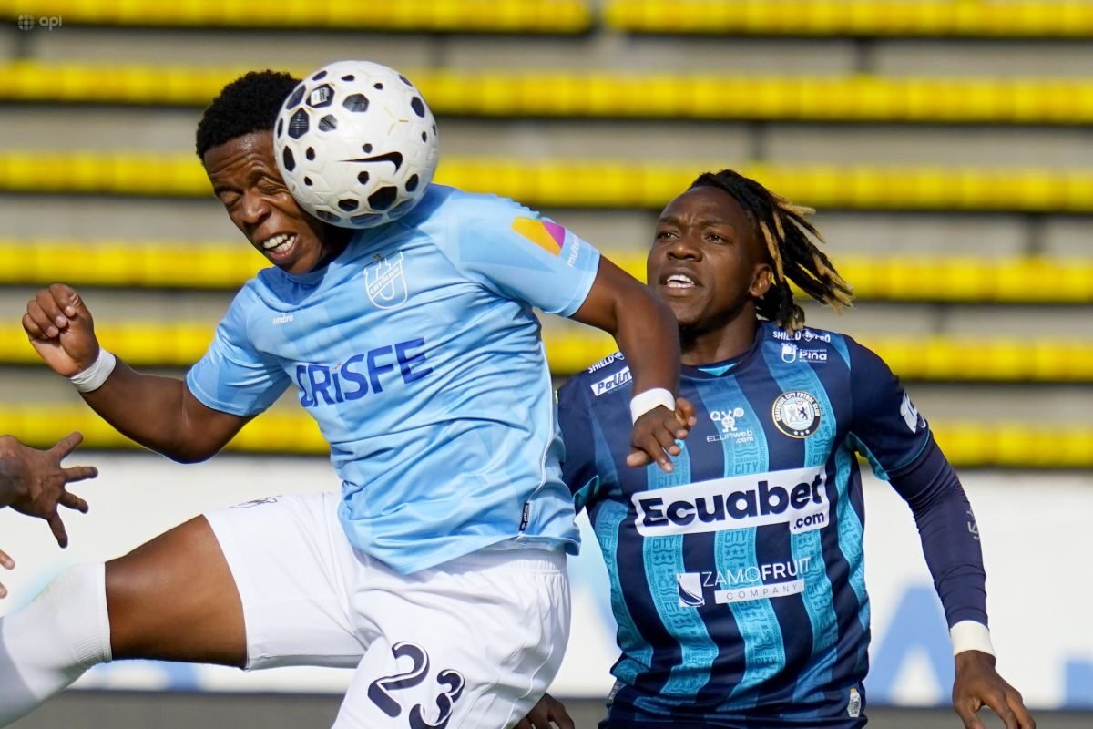 Álex Rodríguez, de Universidad Católica, con Junior Ayoví, de Guayaquil city, en el estadio Atahualpa. Foto: API
