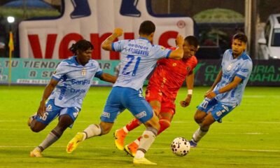 Jhon Ontaneda, de Aucas, es marcado por jugadores de Macará. Foto: API