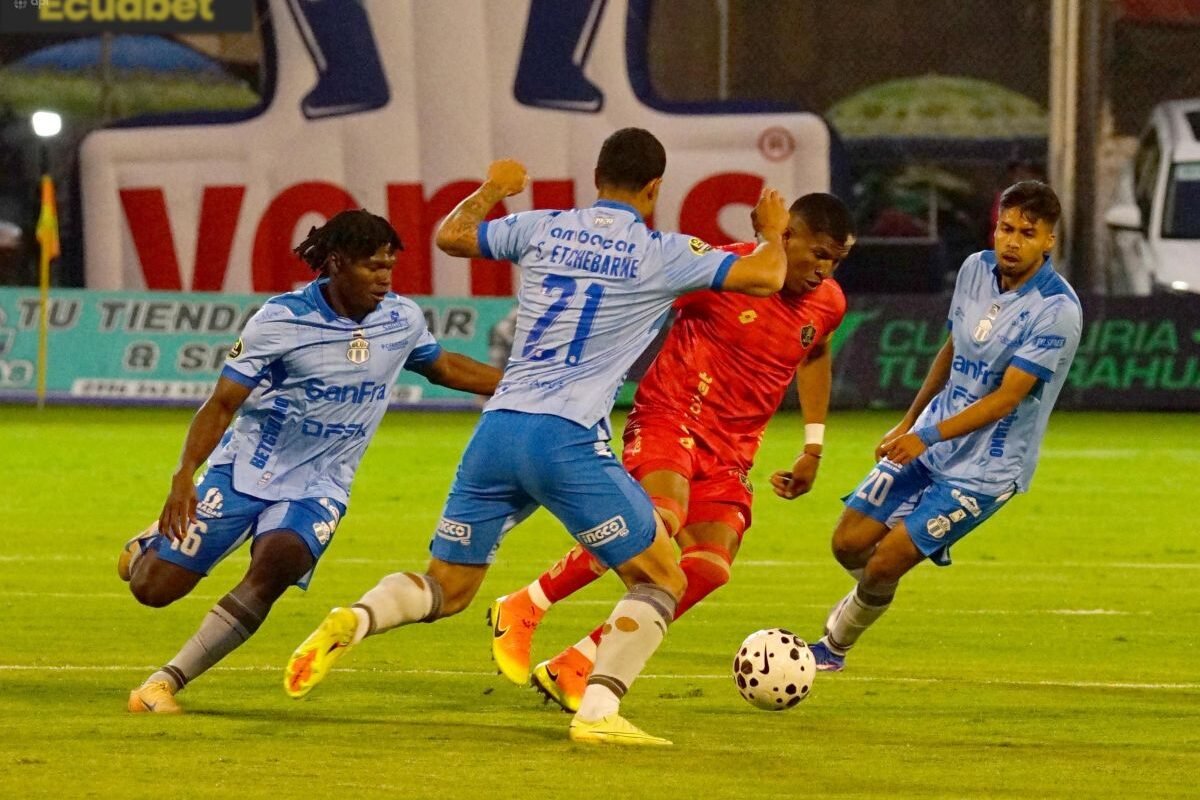 Jhon Ontaneda, de Aucas, es marcado por jugadores de Macará. Foto: API