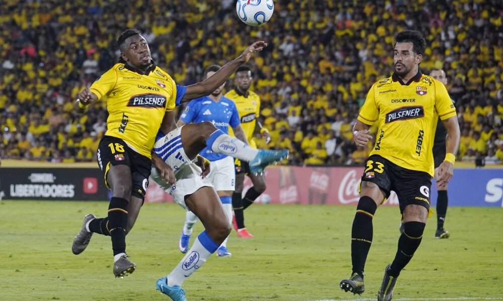 Bryan Carabalí y Javier Báez juegan con Barcelona SC ante Cruzeiro. Foto: API