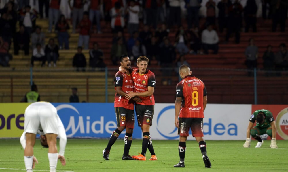 Jugadores de Deportivo Cuenca celebra la victoria ante Santos. Foto: API