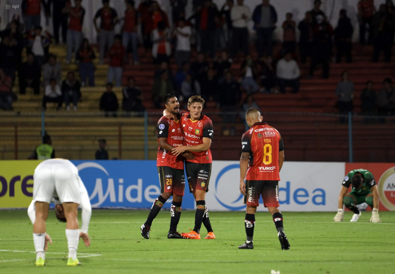 Jugadores de Deportivo Cuenca celebra la victoria ante Santos. Foto: API