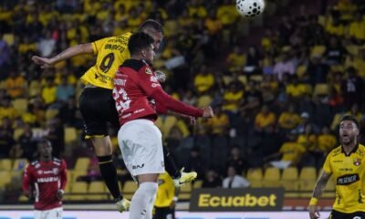 Darío Benedetto, de Barcelona SC, cabecea ante la marca de un jugador de Leones FC. Foto: API