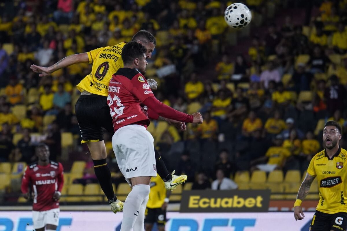 Darío Benedetto, de Barcelona SC, cabecea ante la marca de un jugador de Leones FC. Foto: API