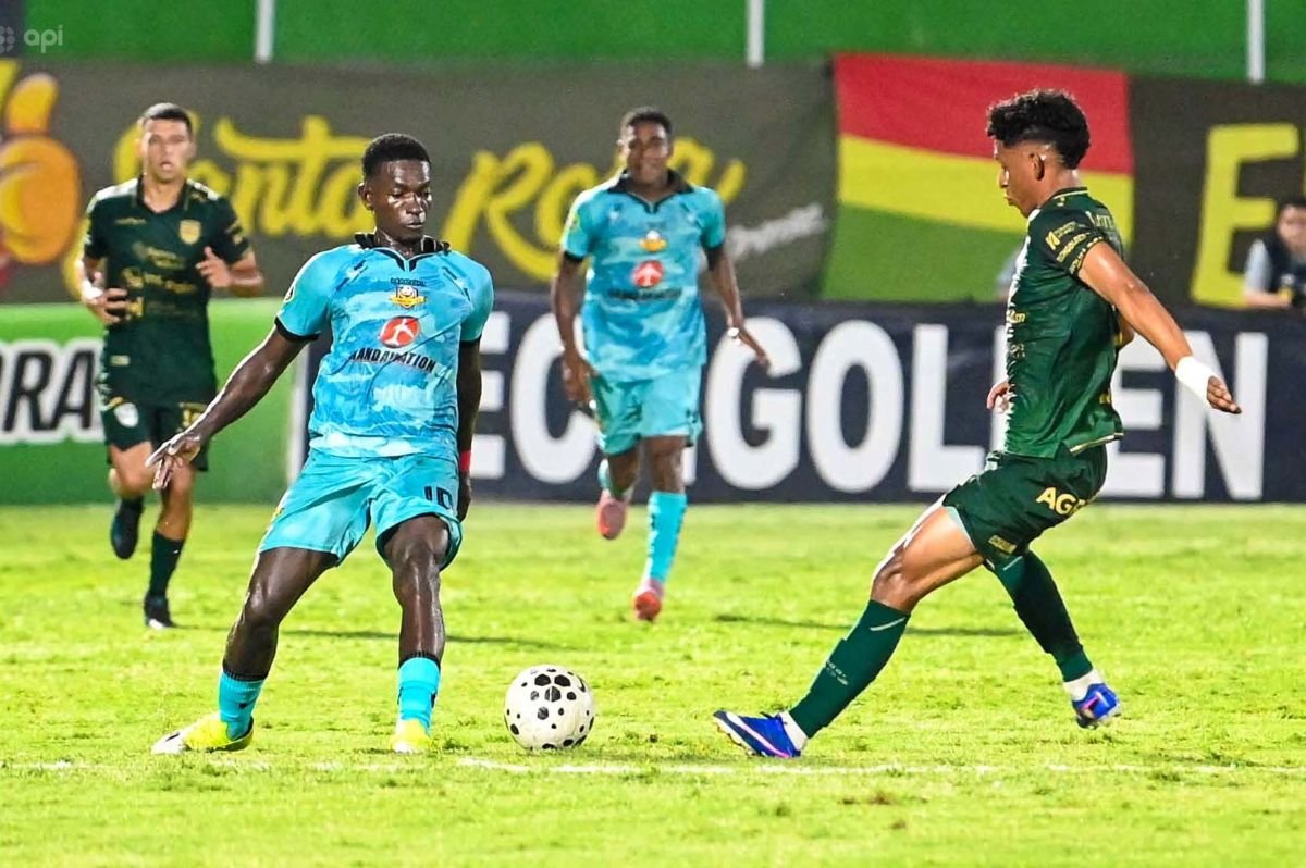 Orense y Libertad jugaron en el estadio Nueve de Mayo de Machala. Foto: API