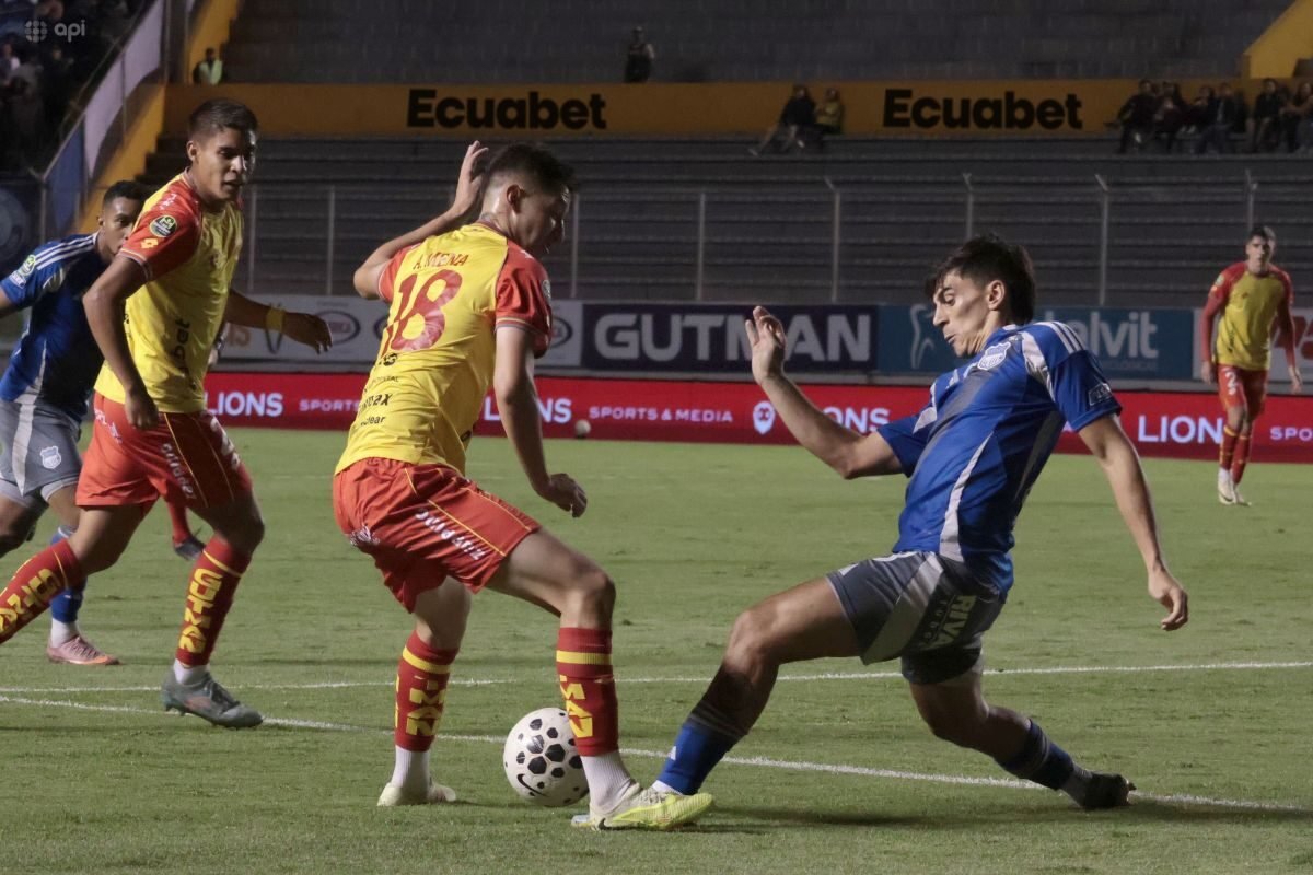 Andrés Mena, de Aucas, es marcado por Ignacio Guerrico, de Emelec. Foto: API