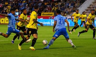 Darío Benedetto y Jandry Gómez, de Barcelona SC, ante Macará, en Ambato. Foto: API