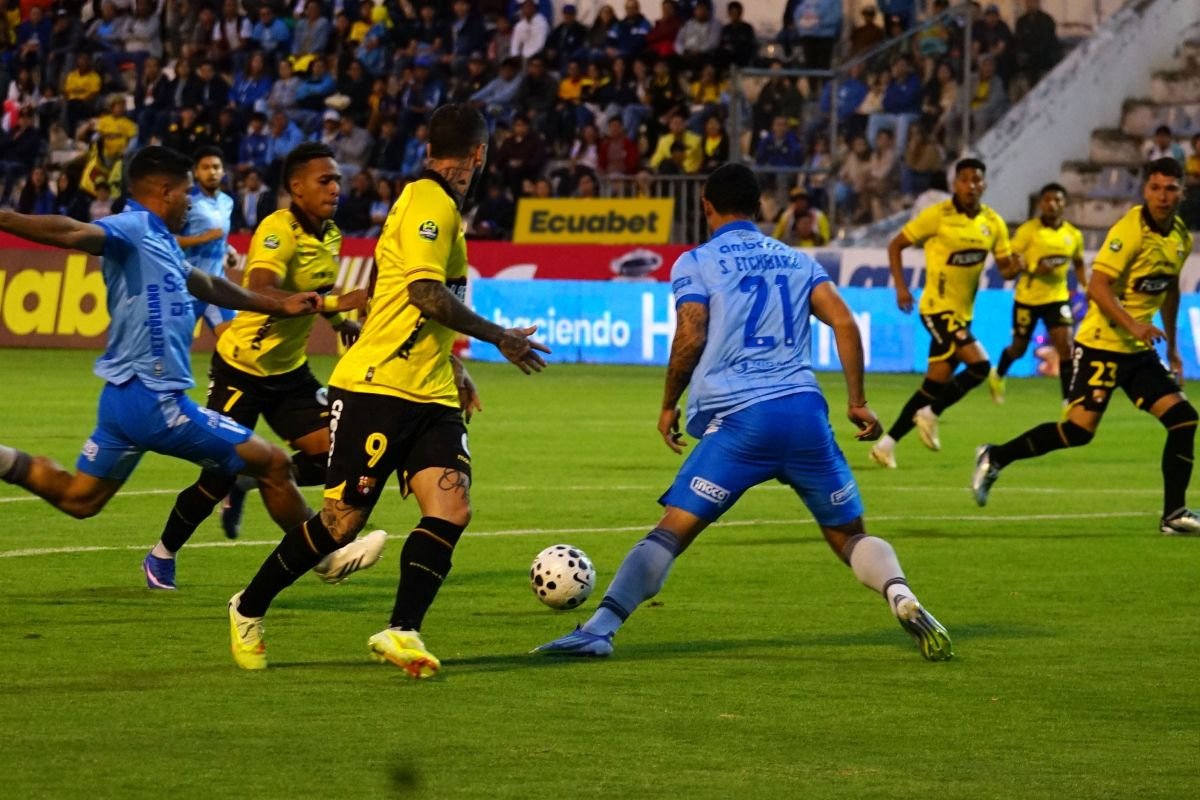 Darío Benedetto y Jandry Gómez, de Barcelona SC, ante Macará, en Ambato. Foto: API