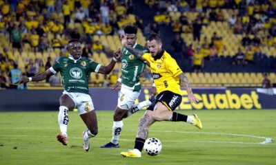 Darío Benedetto juega ante Mushuc Runa. Foto: API