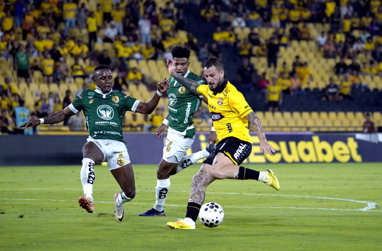 Darío Benedetto juega ante Mushuc Runa. Foto: API