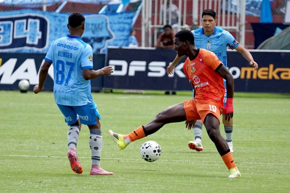 José Klinger, de Macará, en el partido ante Libertad, en el Bellavista. Foto: API