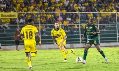 Brian Carabalí y Darío Benedetto, de Barcelona SC, en el partido ante Orense