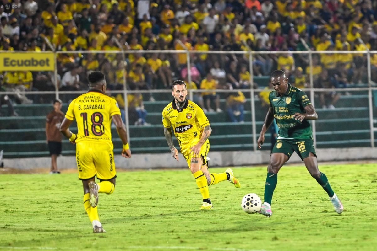 Brian Carabalí y Darío Benedetto, de Barcelona SC, en el partido ante Orense