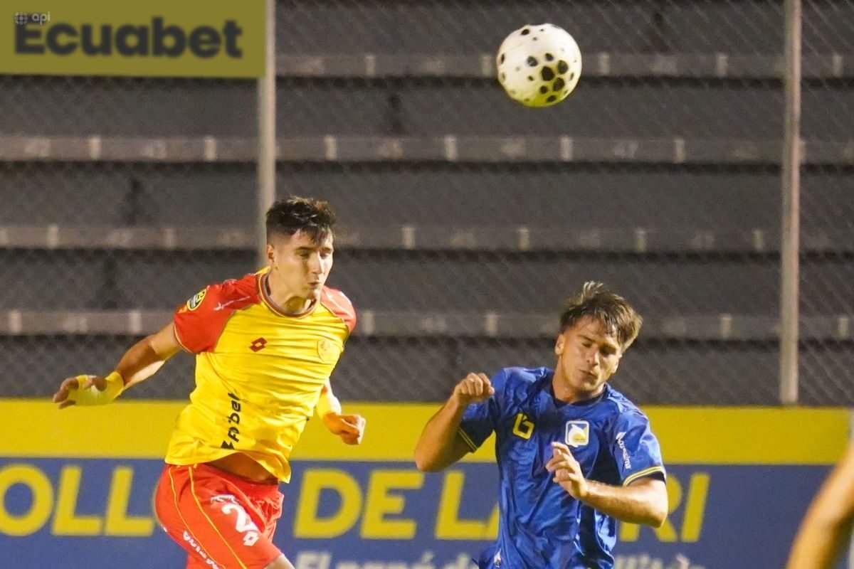 Santiago Morales, de Aucas, y Franco Ratoti, de Delfín. Foto: API