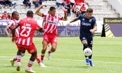 Mauricio Alonso, de Universidad Católica, ante el Técnico Universitario. Foto: API