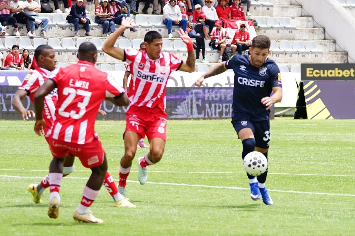 Mauricio Alonso, de Universidad Católica, ante el Técnico Universitario. Foto: API