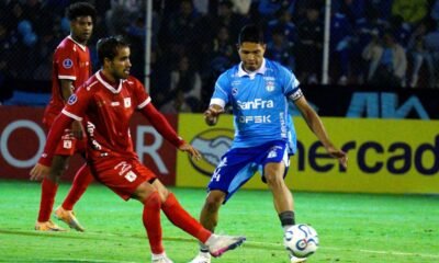 José Luis Marrufo, de Macará, ante jugadores de América de Cali, en Ambato. Foto: API