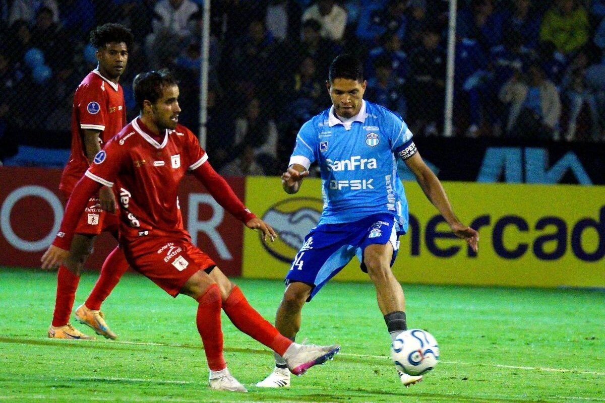 José Luis Marrufo, de Macará, ante jugadores de América de Cali, en Ambato. Foto: API