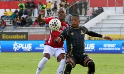 Luis Gustavino (Aucas) disputa el balón ante Jairo Mairongo (Leones FC). Foto: API.