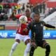 Luis Gustavino (Aucas) disputa el balón ante Jairo Mairongo (Leones FC). Foto: API.