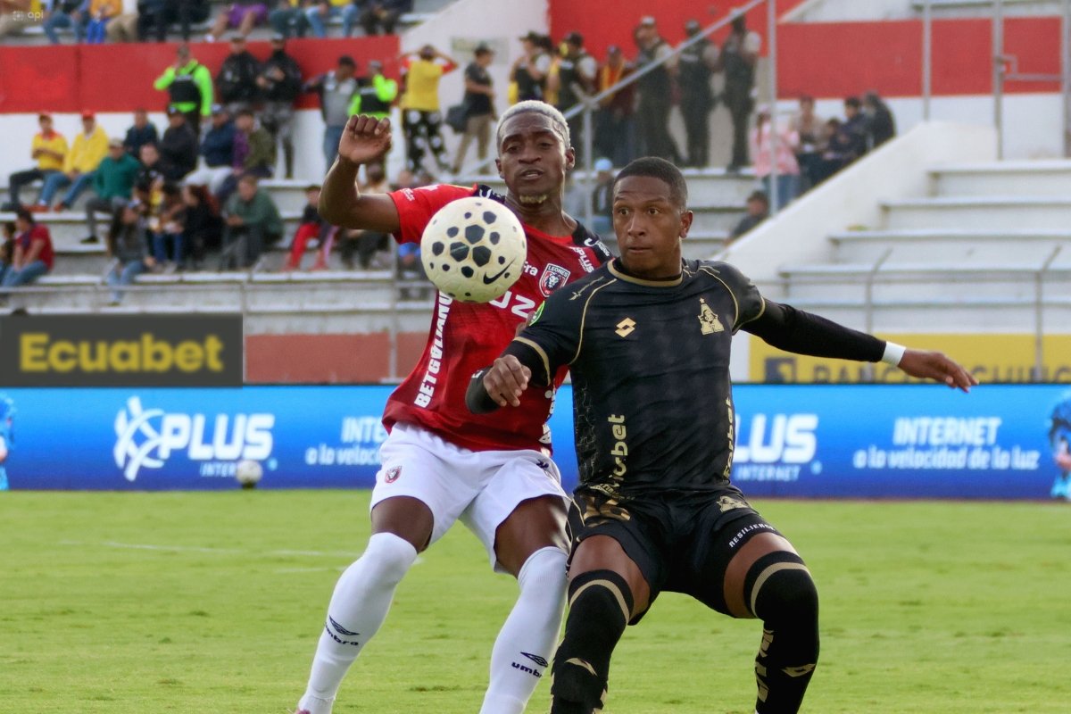Luis Gustavino (Aucas) disputa el balón ante Jairo Mairongo (Leones FC). Foto: API.