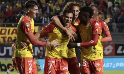 El plantel de SD Aucas festeja un gol marcado el 12 de abril ante Emelec por la LigaPro. Foto: API