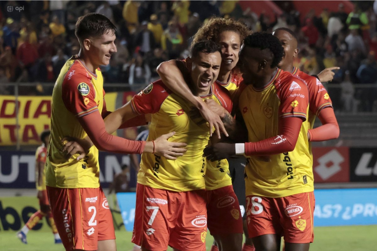 El plantel de SD Aucas festeja un gol marcado el 12 de abril ante Emelec por la LigaPro. Foto: API