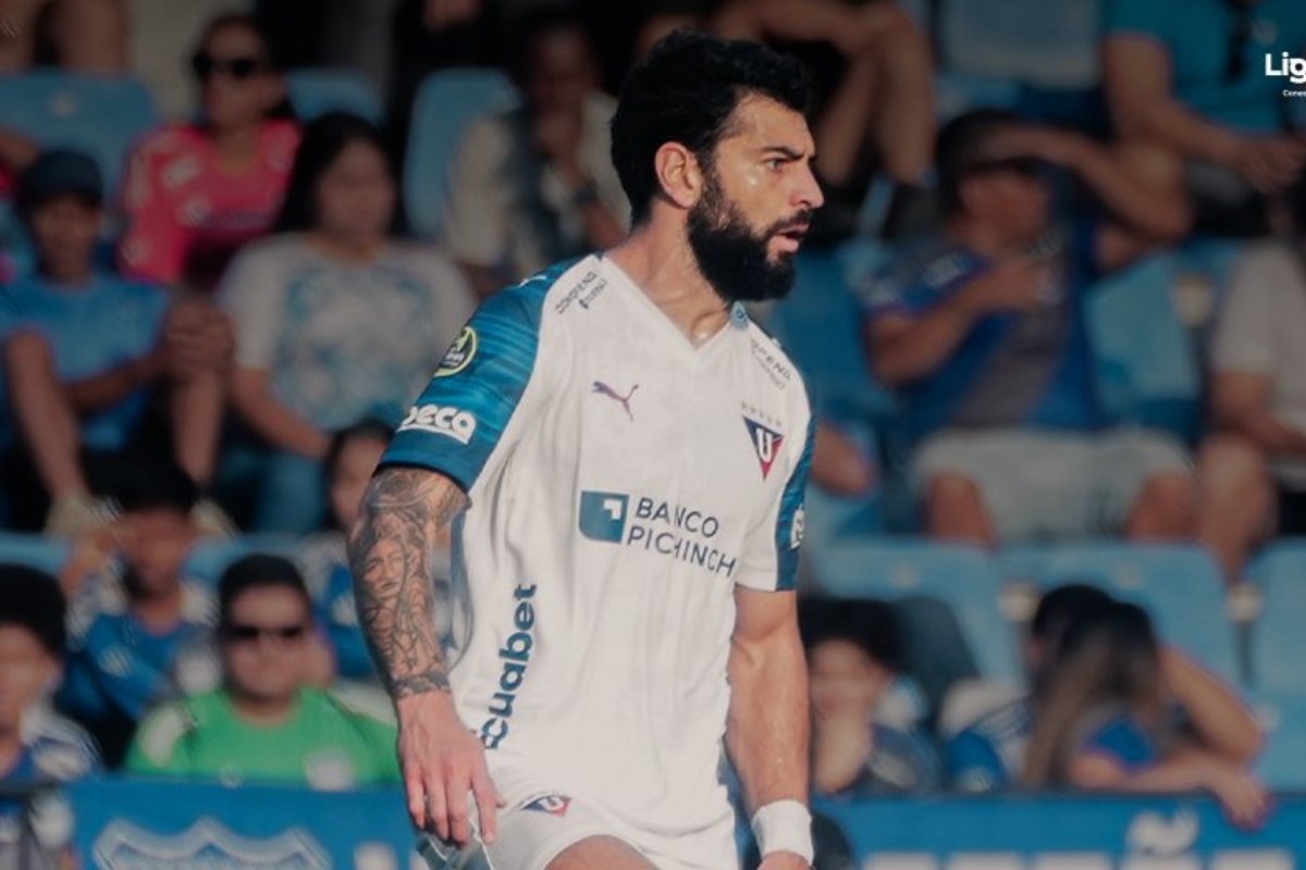 Gian Allala disputa la LigaPro ante Emelec en el Capwell. Foto: LDU