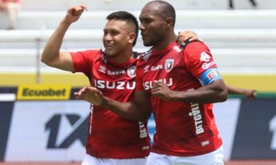Juan Luis Anangonó celebra su doblete marcando ante Manta FC este 22 de abril. Foto: API