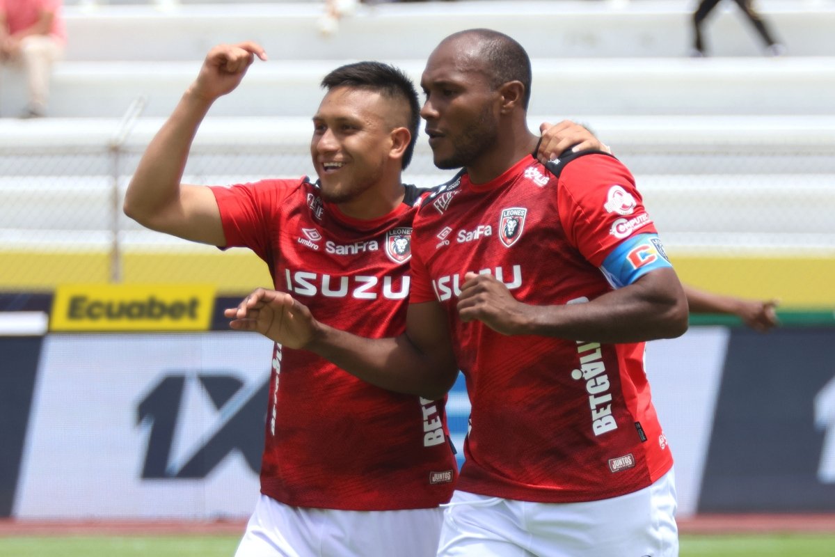 Juan Luis Anangonó celebra su doblete marcando ante Manta FC este 22 de abril. Foto: API