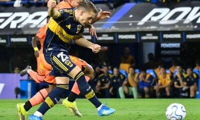 Matías Lugo, de Barcelona SC, marca a Santiago Ascacíbar, de Boca Juniors. Foto: . Foto: API/Facundo Morales