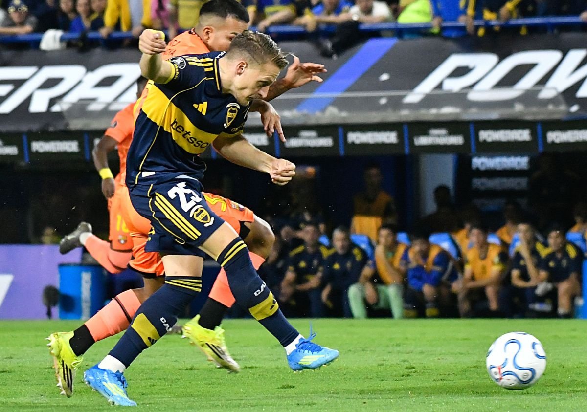Matías Lugo, de Barcelona SC, marca a Santiago Ascacíbar, de Boca Juniors. Foto: . Foto: API/Facundo Morales