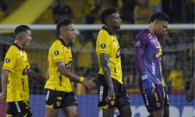 El plantel de Barcelona SC se retira del estadio Monumental tras caer ante U. Católica. Foto: API
