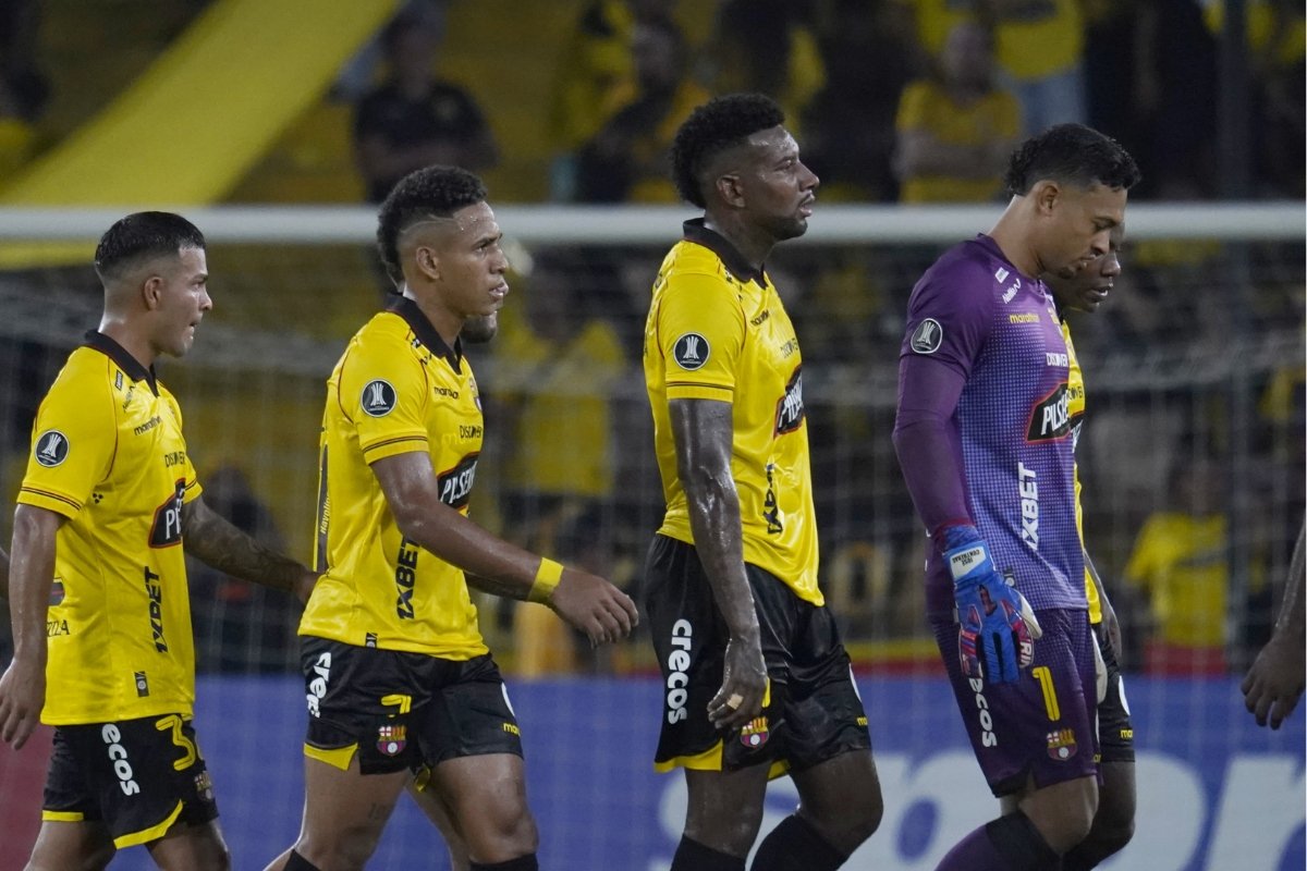 El plantel de Barcelona SC se retira del estadio Monumental tras caer ante U. Católica. Foto: API