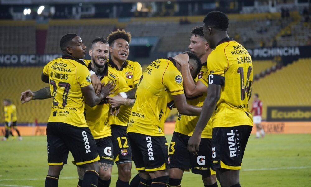 El plantel de Barcelona SC festeja en el estadio Monumental. Foto: API