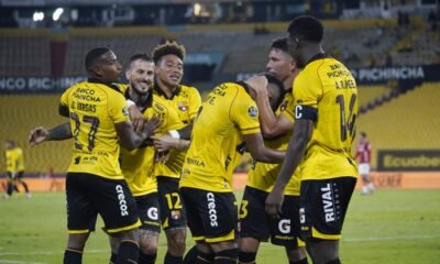 El plantel de Barcelona SC festeja en el estadio Monumental. Foto: API