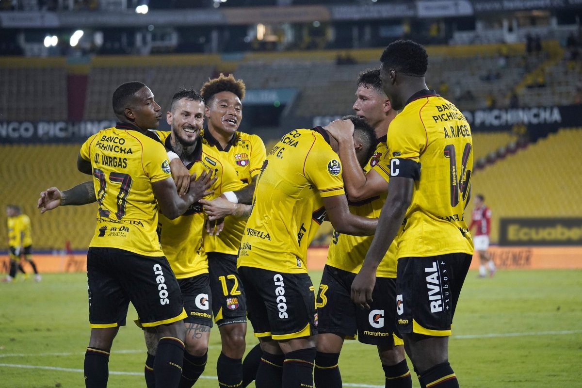 El plantel de Barcelona SC festeja en el estadio Monumental. Foto: API