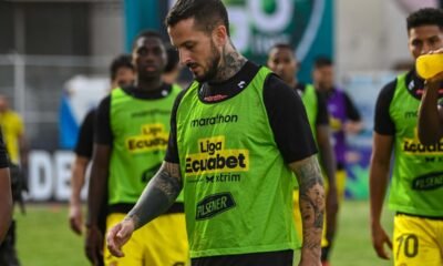 Darío Benedetto en el calentamiento previo a enfrentar a Orense SC. Foto: API