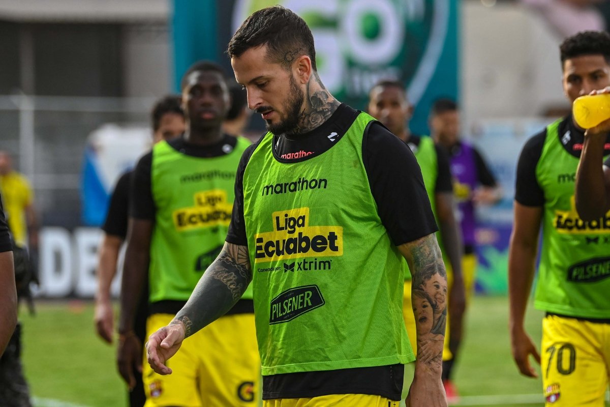 Darío Benedetto en el calentamiento previo a enfrentar a Orense SC. Foto: API