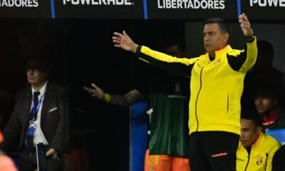 César Farías, entrenador de Barcelona SC, en la Bombonera. Foto: API