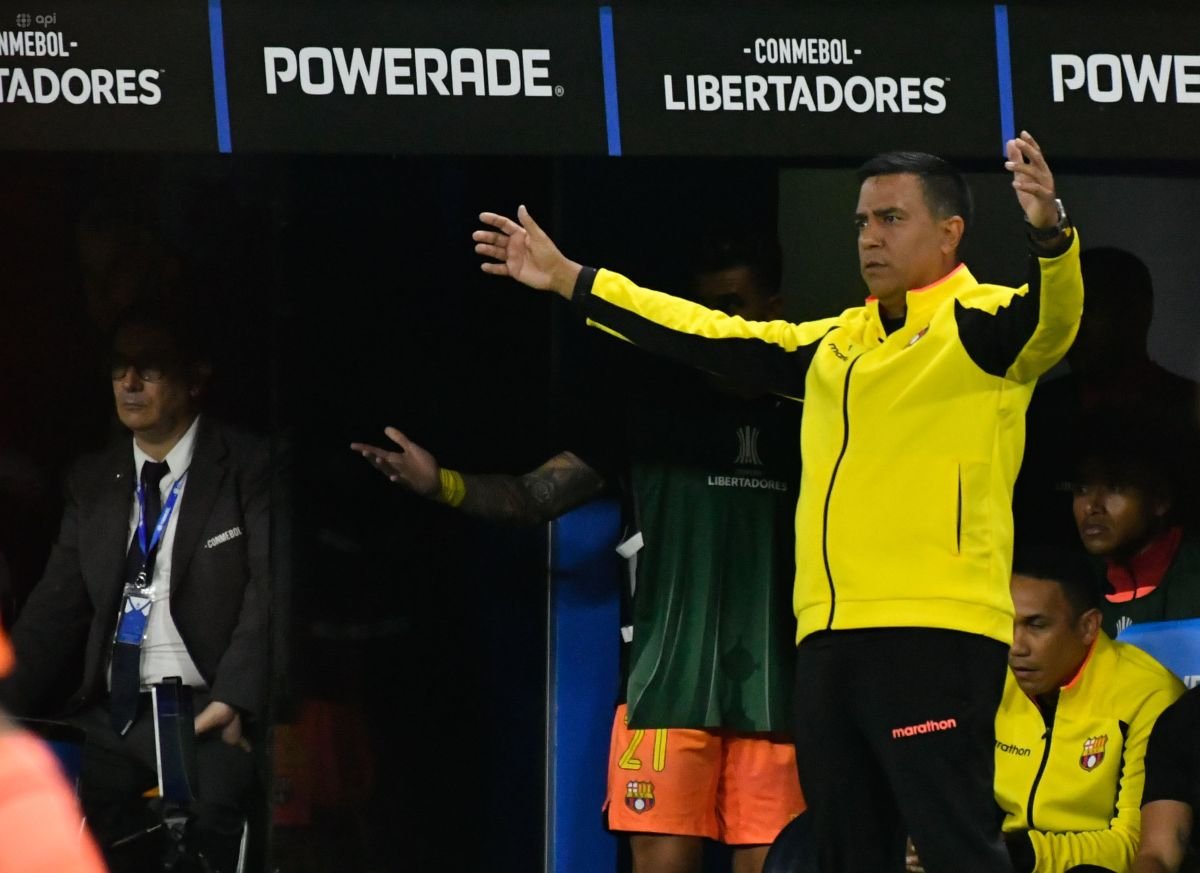 César Farías, entrenador de Barcelona SC, en la Bombonera. Foto: API