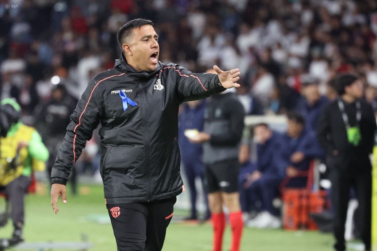 César Farías, entrenador de Barcelona SC, durante el partido contra Liga de Quito, el 3 de abril en Casa Blanca. Foto: API